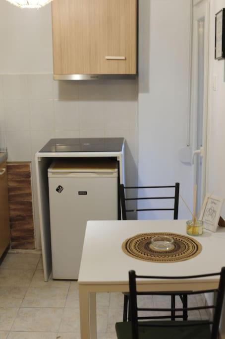 테살로니키 Modern Urban Host With Private Courtyard 아파트 외부 사진