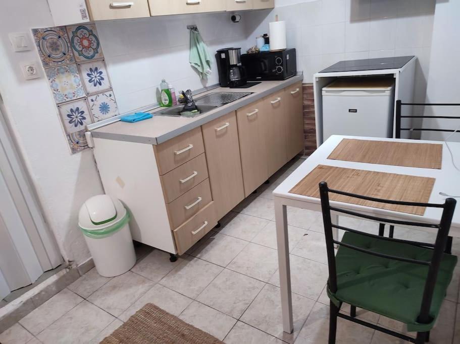 테살로니키 Modern Urban Host With Private Courtyard 아파트 외부 사진