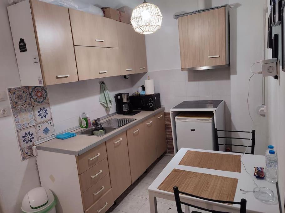 테살로니키 Modern Urban Host With Private Courtyard 아파트 외부 사진
