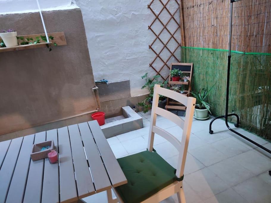 테살로니키 Modern Urban Host With Private Courtyard 아파트 외부 사진